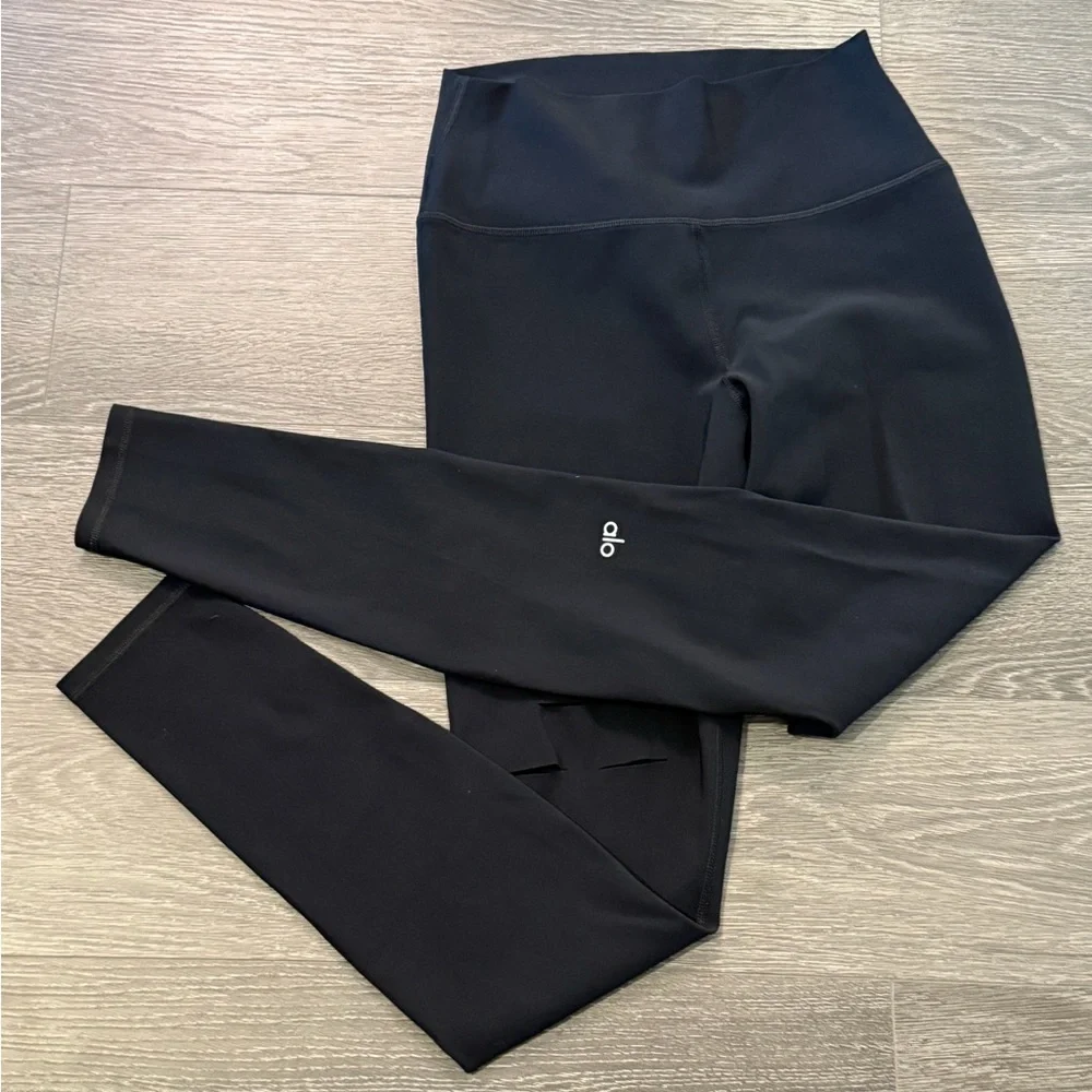 ALO YOGA High-Waist Ripped Warrior Legging Size Medium in Black